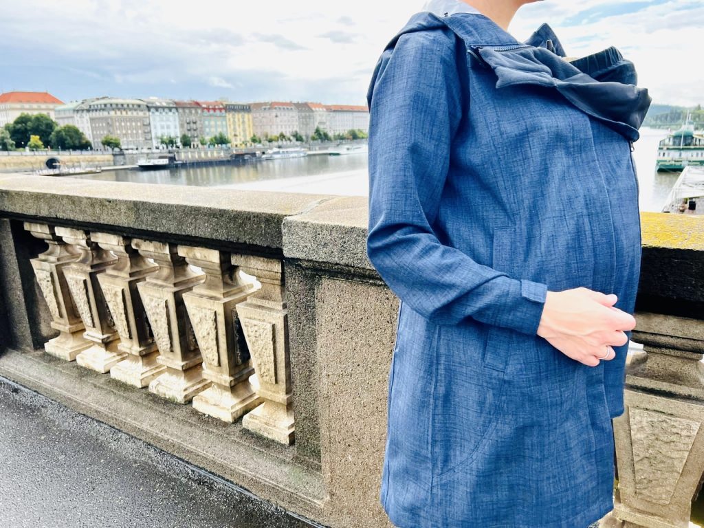 Aktiv mit Baby und der Tragejacke von Elkline unterwegs