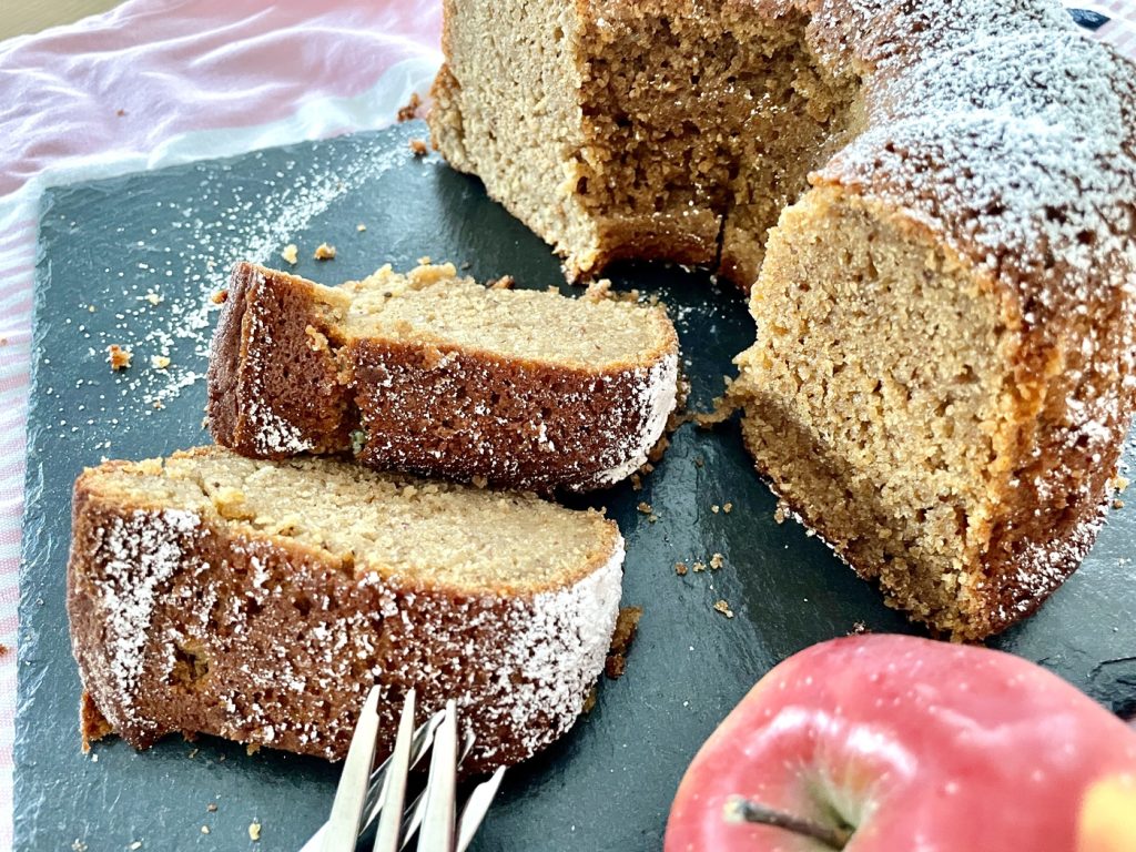 Apfelmus-Joghurt-Gugelhupf