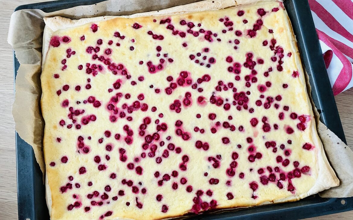 Blaetterteig Frischkaese Kuchen mit Obst 2 1170x730 - Blätterteig-Frischkäse-Kuchen mit Beeren