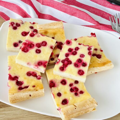 Blaetterteig Frischkaese Kuchen mit Obst 3 500x500 - Blätterteig-Frischkäse-Kuchen mit Beeren
