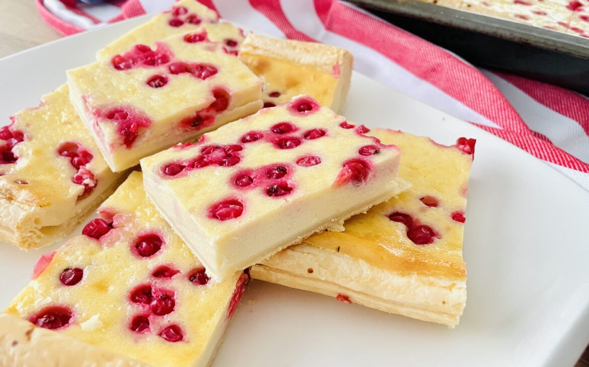 Blaetterteig Frischkaese Kuchen mit Obst 1 1170x730 - Blätterteig-Frischkäse-Kuchen mit Beeren