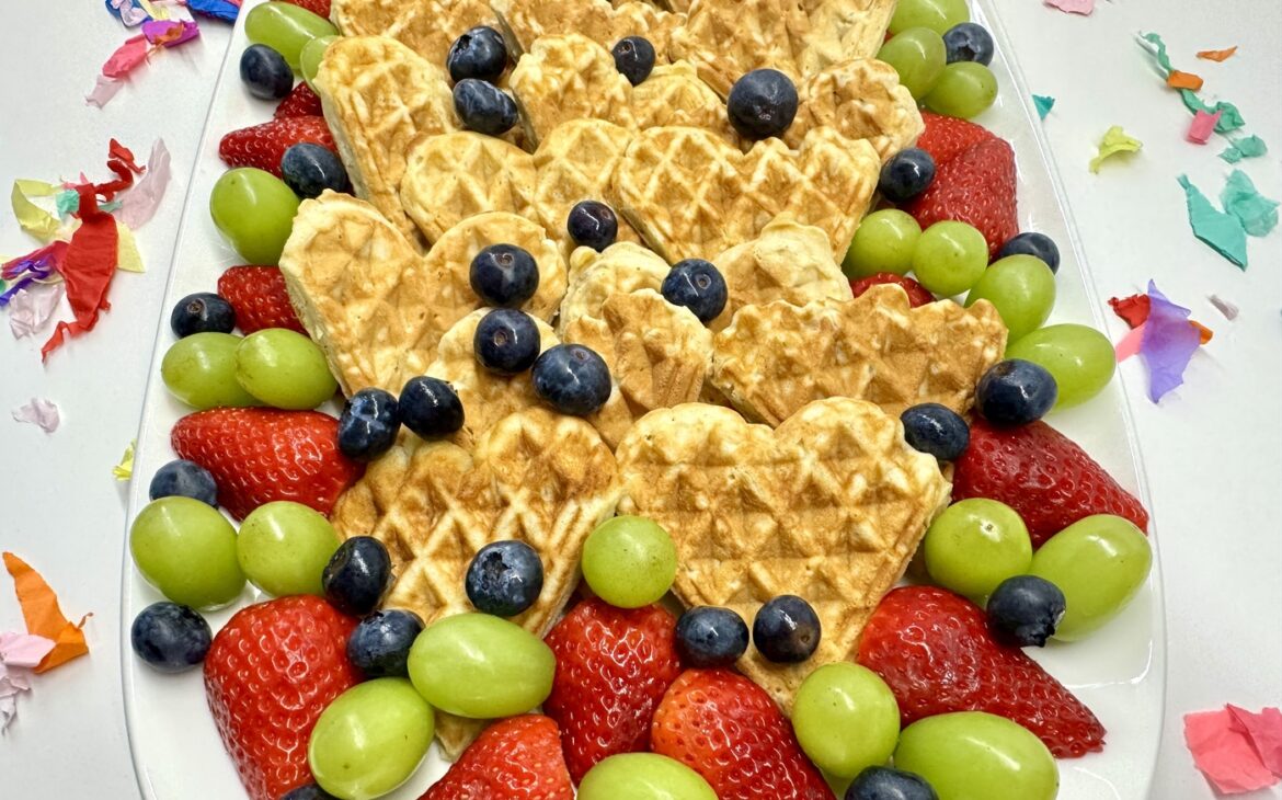 Bunte Waffelplatte mit Obst Fingerfood Kinder 5 1170x730 - Bunte Waffelplatte mit Obst – Das perfekte Fingerfood für Kinder