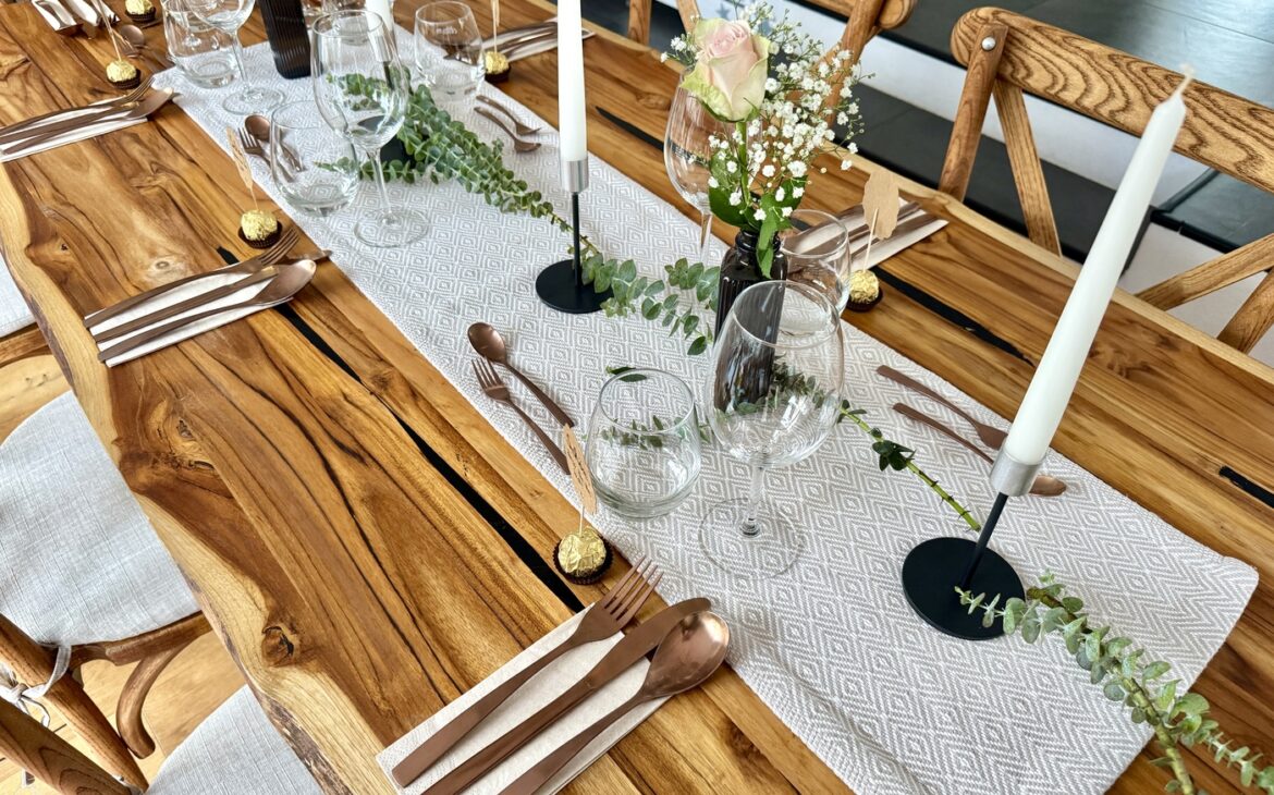 Tischdeko mit Eukalyptus 1 1170x730 - Checkliste Taufe: Daran musst du denken