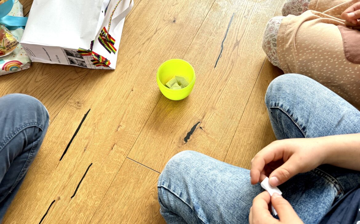 Der perfekte 8. Kindergeburtstag zum Nachmachen Geschenke Kindergeburtstag auspacken 1 1170x730 - Der perfekte 8. Kindergeburtstag zum Nachmachen