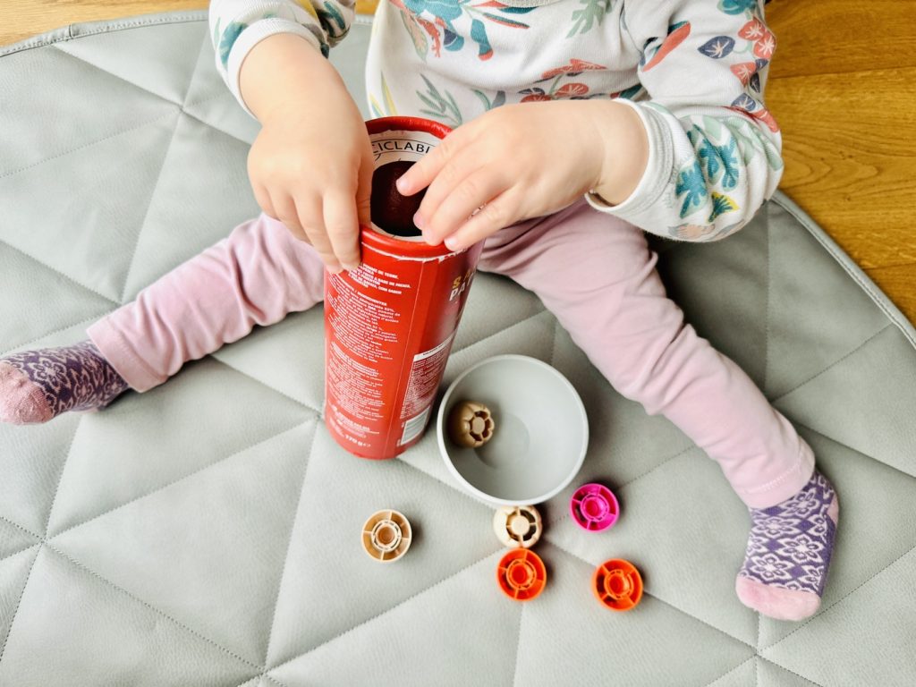 Dosen-Spiel mit Quetschie-Deckeln basteln