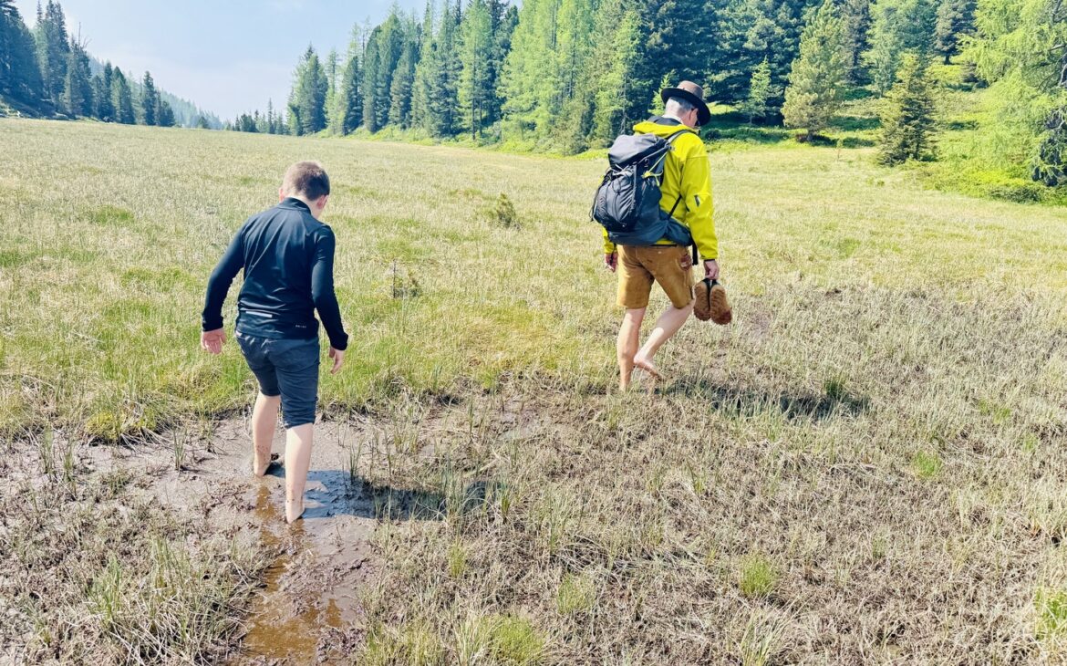 Barfusswanderung Hochmoor Butler Programm Turracher Hoehe Kaernten 7 1170x730 - Familienurlaub im Sommer auf der Turracher Höhe: Natur, Abenteuer & Erholung
