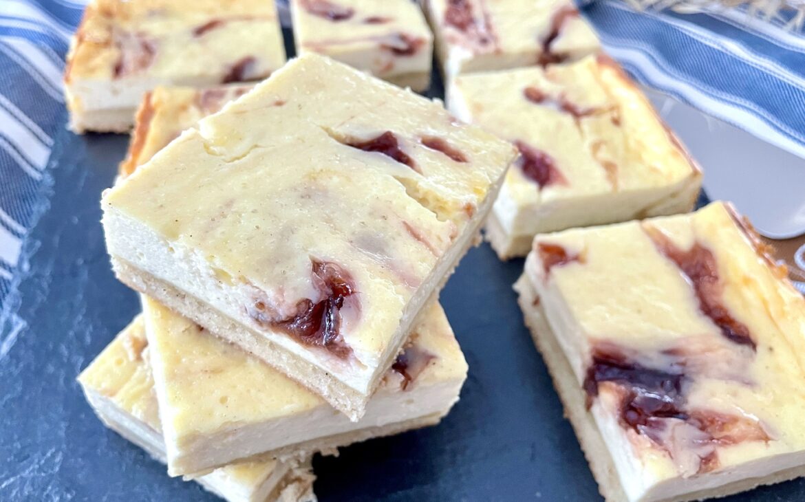 Kaesekuchen mit Zwetschgenmus 3 1170x730 - Käsekuchen mit Zwetschgenmus