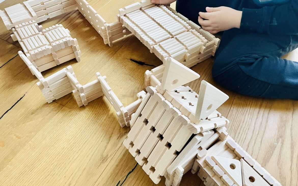 Logo Burg Konstruktionsspielzeug 2 1170x730 - Logo-Burg: Konstruktionsspielzeug aus Holz für Kinder