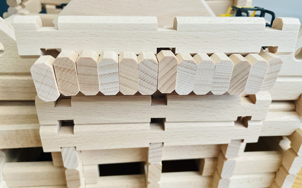 Logo Burg Konstruktionsspielzeug 7 1170x730 - Logo-Burg: Konstruktionsspielzeug aus Holz für Kinder