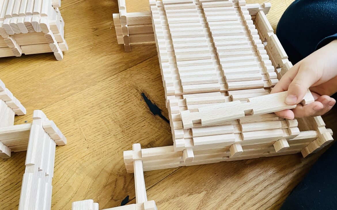 Logo Burg Konstruktionsspielzeug 1 1170x730 - Logo-Burg: Konstruktionsspielzeug aus Holz für Kinder