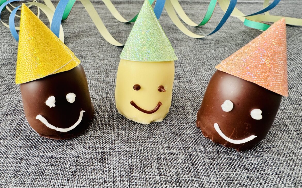 Lustige Schokokuesse 2 1170x730 - Lustige Schokoküsse mit bunten Hütchen – Party-Snack für Kinder