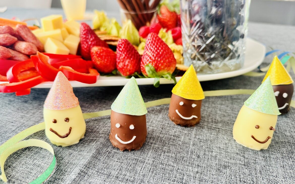 Lustige Schokokuesse 4 1170x730 - Lustige Schokoküsse mit bunten Hütchen – Party-Snack für Kinder