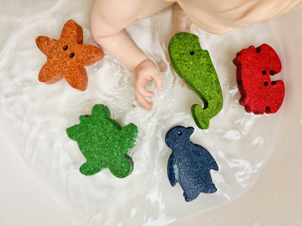 Nachhaltiges Badewannenspielzeug aus Kork