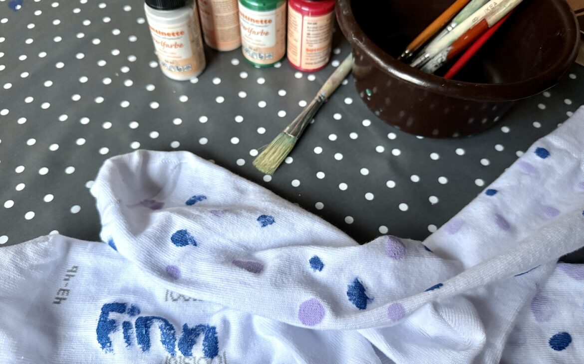 Schnelles Geschenk von Kindern - Socken bemalen Socken bemalen 7 1170x730 - Schnelles Geschenk von Kindern - Socken bemalen