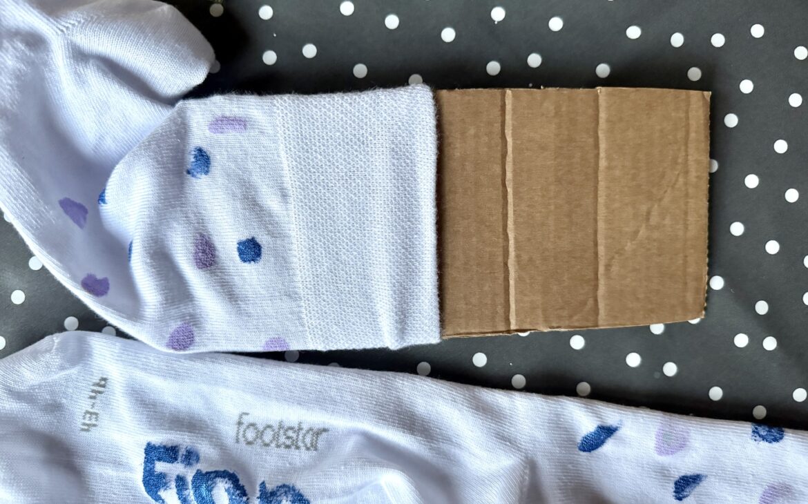 Schnelles Geschenk von Kindern - Socken bemalen Socken bemalen 8 1170x730 - Schnelles Geschenk von Kindern - Socken bemalen