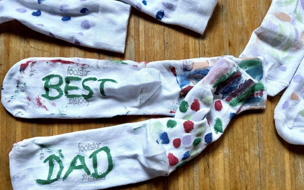 Schnelles Geschenk von Kindern - Socken bemalen Socken bemalen 1 1170x730 - Schnelles Geschenk von Kindern - Socken bemalen
