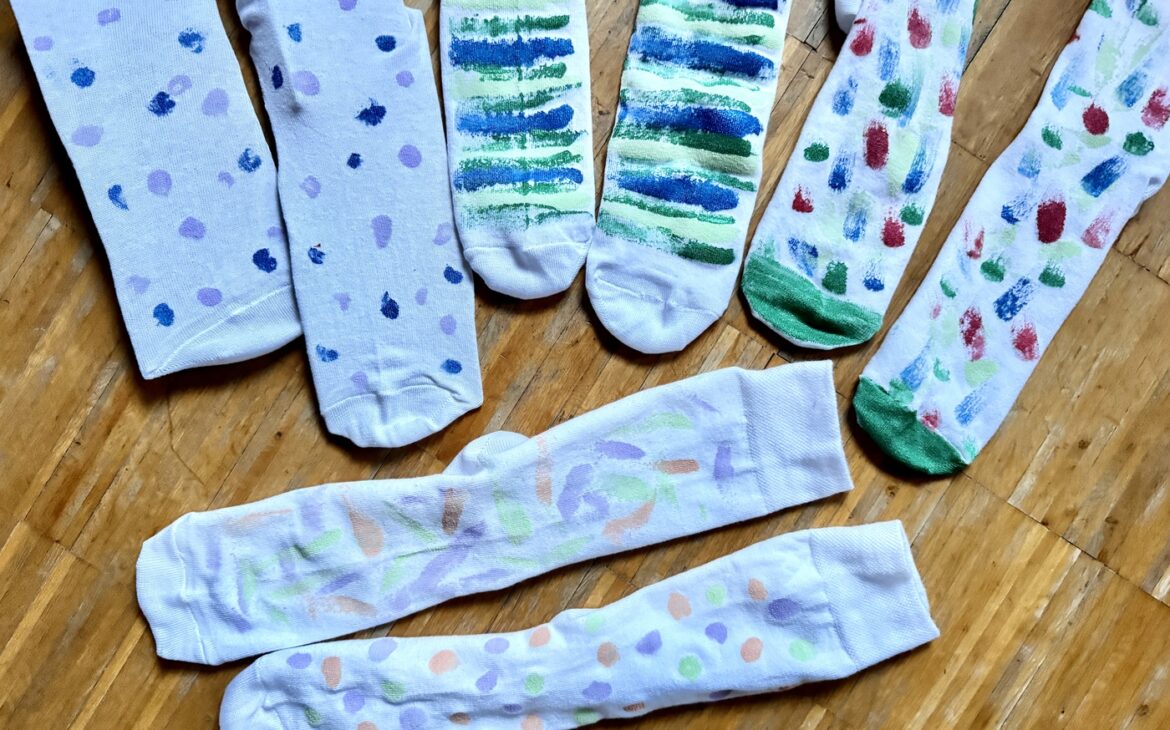 Schnelles Geschenk von Kindern - Socken bemalen Socken bemalen 3 1170x730 - Schnelles Geschenk von Kindern - Socken bemalen
