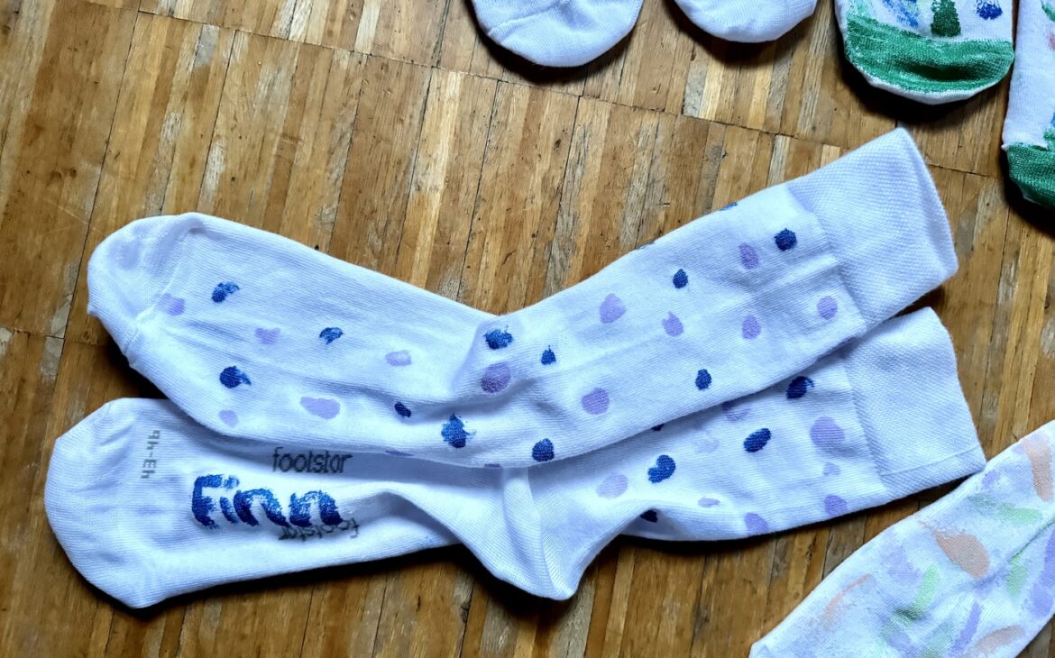 Schnelles Geschenk von Kindern - Socken bemalen Socken bemalen 6 1170x730 - Schnelles Geschenk von Kindern - Socken bemalen