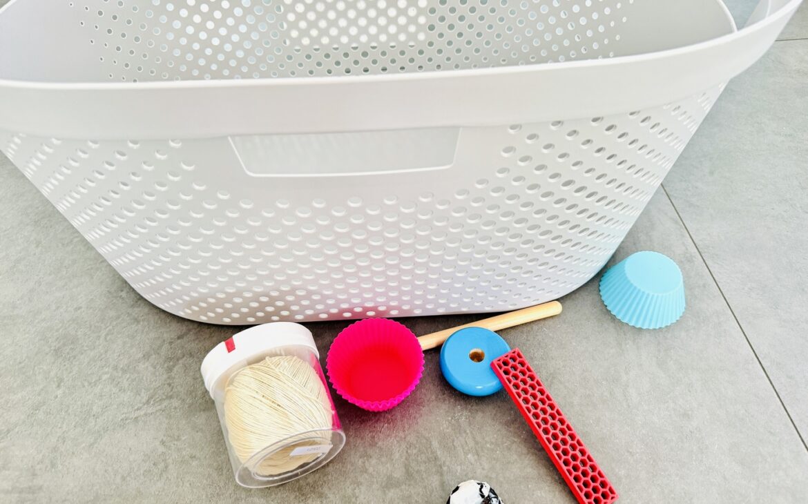 Spielidee Kleinkind Waeschekorb mit Baendern 2 1170x730 - Spielidee Kleinkind - Wäschekorb mit Bändern