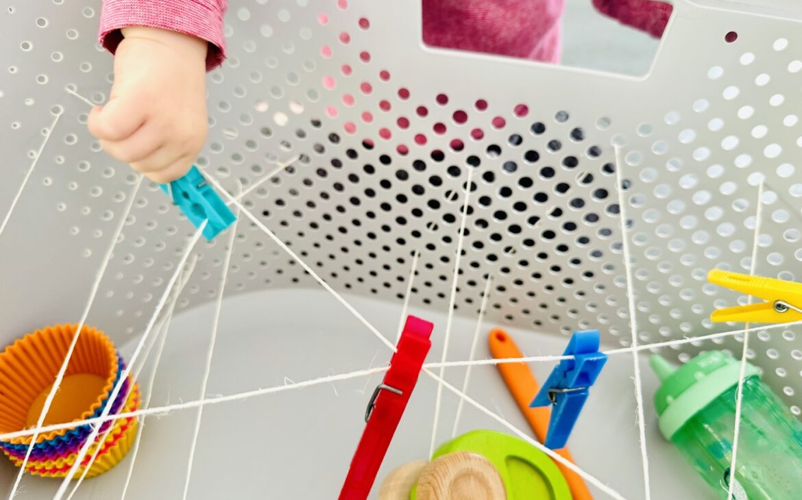 Spielidee Kleinkind Waeschekorb mit Baendern 1 1170x730 - Spielidee Kleinkind - Wäschekorb mit Bändern