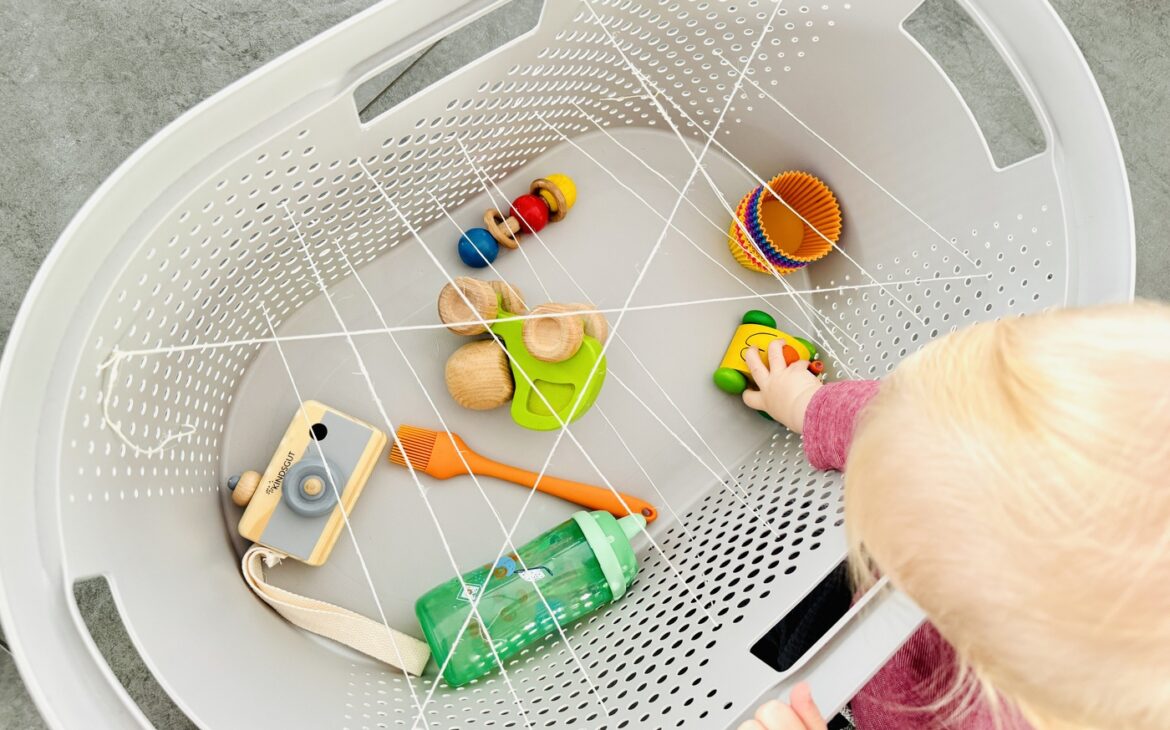 Spielidee Kleinkind Waeschekorb mit Baendern 5 1170x730 - Spielidee Kleinkind - Wäschekorb mit Bändern