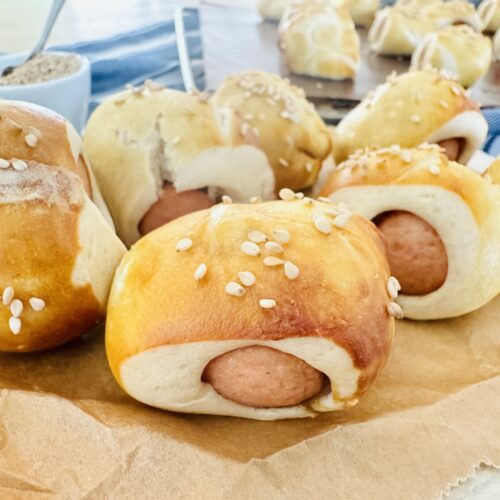 Wuerstchen im Schlafrock aus Laugengebaeck 1 500x500 - Würstchen im Schlafrock: Perfektes Fingerfood für Kinder