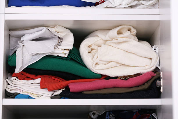 Ausmisten im Schrank: Die 5 Fragen, die mir helfen, mich von jedem Teil zu trennen